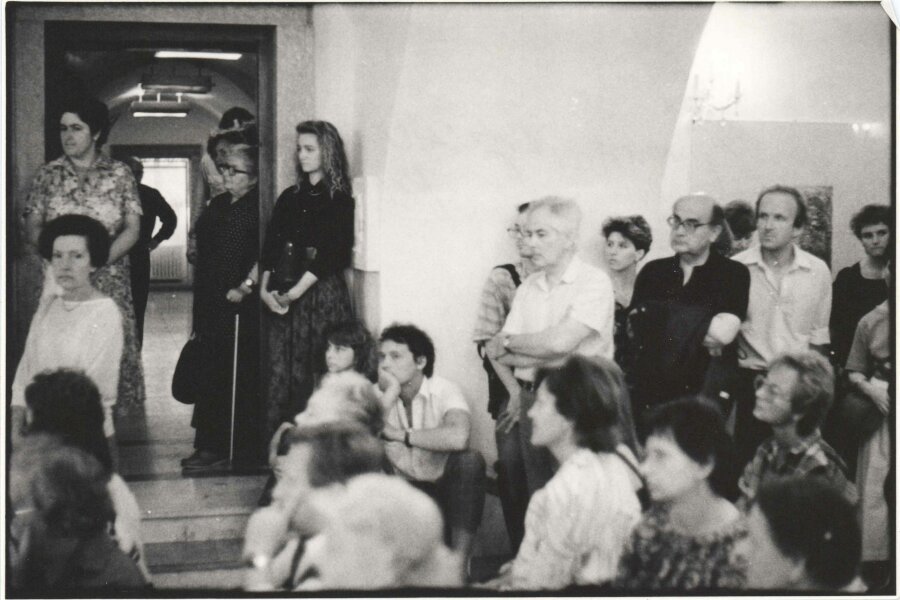 zleva: Karel Holešovský, uprostřed stojí: Iloš Crhonek